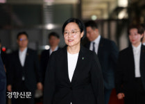 한성숙 신임 국무총리의 첫 걸음[경향포토]