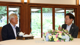 청와대 “이재명·문재인, ‘멸칭·가짜뉴스로 상처 입히는 것 도움 안 된다’에 뜻 모아”