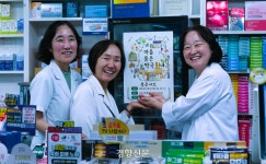손가락 잘린 노동자가 찾던 약국···구로에서 35년 공동체를 지켰다[만나듣다]④구로 우리네약국 약사들