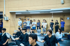 “객석 밑에 이런 공간이?”···베일 벗은 무대 뒤 ‘백스테이지 투어’에 홀린 관객들
