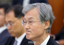 원고 꺼낸 조희대, 6분간 작심 발언…대법 국감 달군 재제청 공방