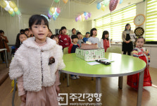 [렌즈로 본 세상]‘나 홀로 입학식’ 그나마 다행?