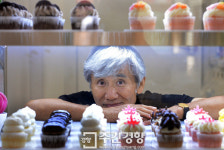 [유인경이 만난 사람]‘지지스 컵케이크’로 인생 2막 일구는 외식업계의 전설 성신제 대표 “1인 가족 시대 1인용 컵케이크가 뜹니다”