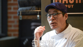 [원희복의 인물탐구]<미식가의 허기> 책 낸 B급 주방장 박찬일… 펜과 칼로 삶과 인생을 요리하는 셰프