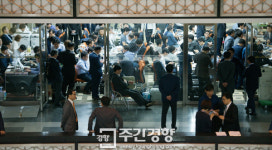 [렌즈로 본 세상]국정감사장 앞 복도 풍경