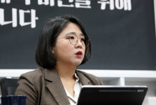 “8년 전과 다르게, 제대로 묻고 싶다”