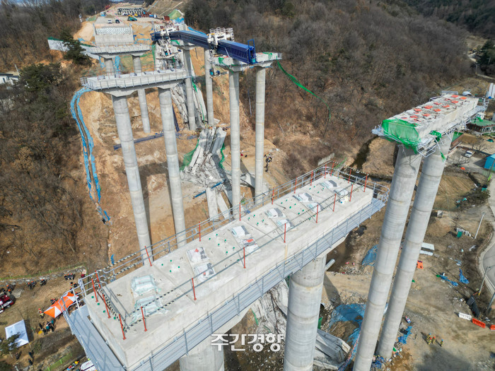 고속도로 교량 붕괴 사고로 4명 사망, 6명 다쳐…안성-천안 구간 비상!