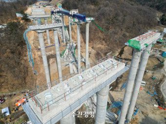 순식간에 와르르···안성고속도로 공사장 붕괴