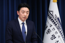 강훈식 “재판중지법 불필요···대통령을 정쟁에 끌어들이지 말라”