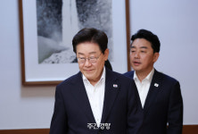지지율 취임 후 최저치…이 대통령, 반전의 승부수는 뭘까