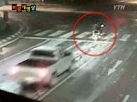 명훈오토바이쎈타 | [미공개 영상] '순발력이 대단해'...트럭 피한 행운의 오토바이