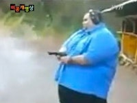 [미공개 영상] 총기 반동 없애는 법...두툼한 뱃살이 비결?