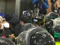 연행된 노조원 130여 명 밤샘 조사