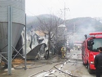완주 양계장서 불...닭 2만 7천 마리 폐사