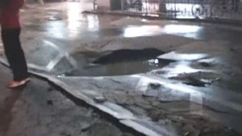 상수도관 터져 도로 일부 내려앉아...화재도 잇따라