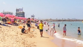 속초해변 개장...동해안 피서 시작