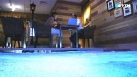 파도 넘실대는 피서 사무실