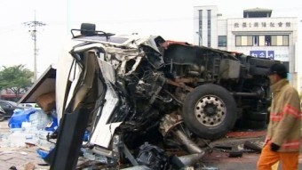 트럭이 택시·승용차 들이 받아 2명 사망 5명 부상