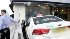 택시 급발진 추정 사고...행인 2명 중상