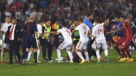 전쟁터 된 축구장...경기중단 사태