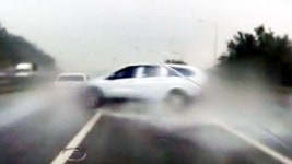 아찔한 빗길 운전