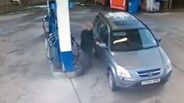 [SNS 세상] 주유소서 바보인증…주유구 찾아 삼만리 폭소