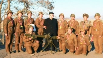 북 김정은, 군 포사격대회 지도...김여정 수행