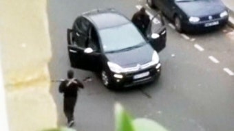 프랑스 주간지 총격 12명 사망...테러범 2명 검거작전