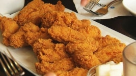 둘이 먹기 부족한 치킨...알고보니 반마리?