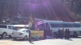 제동장치 풀린 버스, 식당 덮쳐 2명 부상