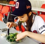 박보람, 시구 후 채소 먹방…몸매 유지 비결 있었네