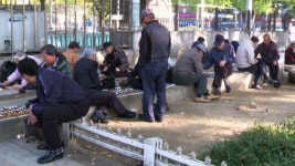 오늘도 탑골공원으로 출근하는 노인들