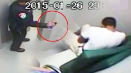 얼굴에 최루가스·주먹으로 안면 강타...미 경찰 또 논란