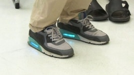 바른 걸음걸이 교정해주는 스마트 신발