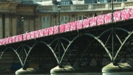 파리 사랑의 자물쇠 다리, 핑크빛 변신