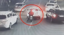 오토바이로 고의 사고 내고 합의금 챙겨