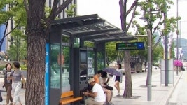 [서울] 버스정류장에서 태양광으로 스마트폰 충전