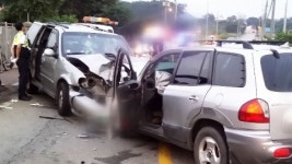 충남 서천 승용차끼리 충돌...휴가 가던 일가족 등 8명 부상