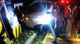 화물차가 승용차 추돌...2명 부상