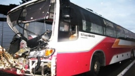 경부고속도로 경주서 버스가 화물차 추돌 11명 사상