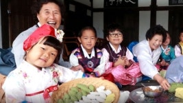 [한컷60초] 반달 송편을 빚으며 희망을 노래해요
