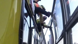 방음벽 도로 덮쳐...내부순환로 일부 통제