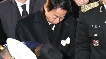 [포토] 아버지의 하관 지켜보는 현철 씨