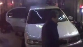 주차된 차량 뒤로 밀려 행인 2명 부상