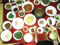 푸짐한 상차림은 참혹한 비극