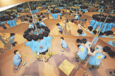 거울이 우릴 갖고 놀아요!