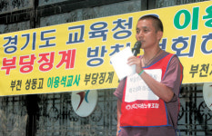 몽둥이를 놓자 폭력이 보였다