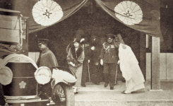 황실, 친일과 항일 사이