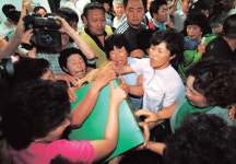 강정마을, 감정의 골만 깊어지네