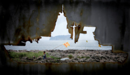 평화의 깃발 든 바람 타는 섬